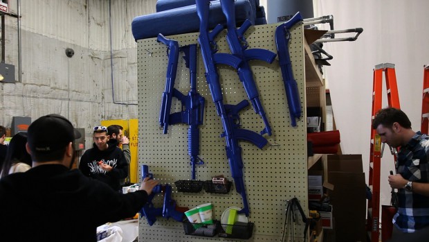 Die Waffe aus Uncharted als Plastikimitat (Foto: mw)